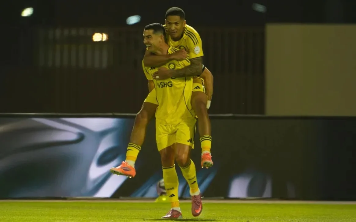 احتفال أنجليو مع قائد النصر كريستيانو رونالدو