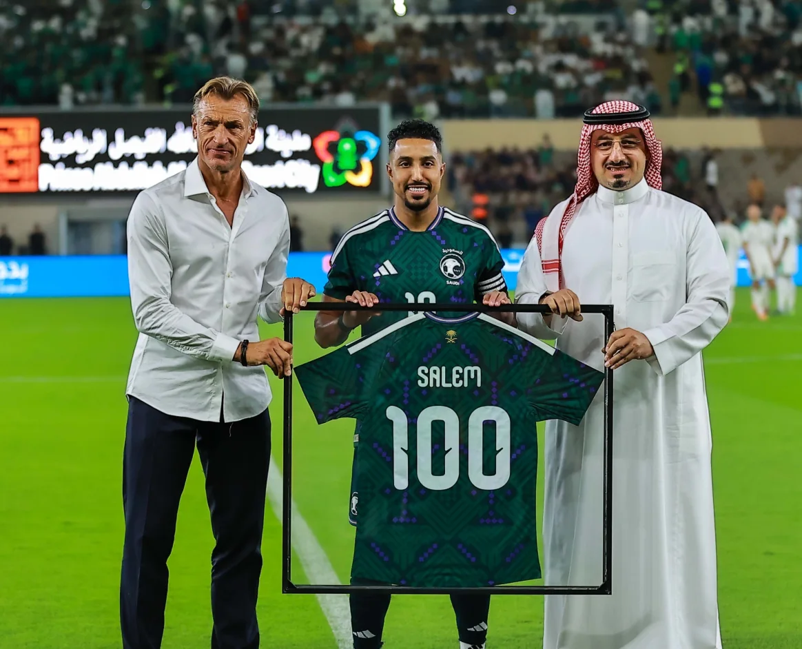 ياسر المسحل وهيرفي رينارد يكرمان سالم الدوسري قائد المنتخب السعودي بمناسبة وصوله إلى المباراة الـ 100 بشعار الأخضر