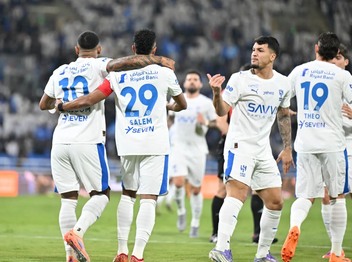 جانب من احتفال لاعبي الهلال بعد التسجيل