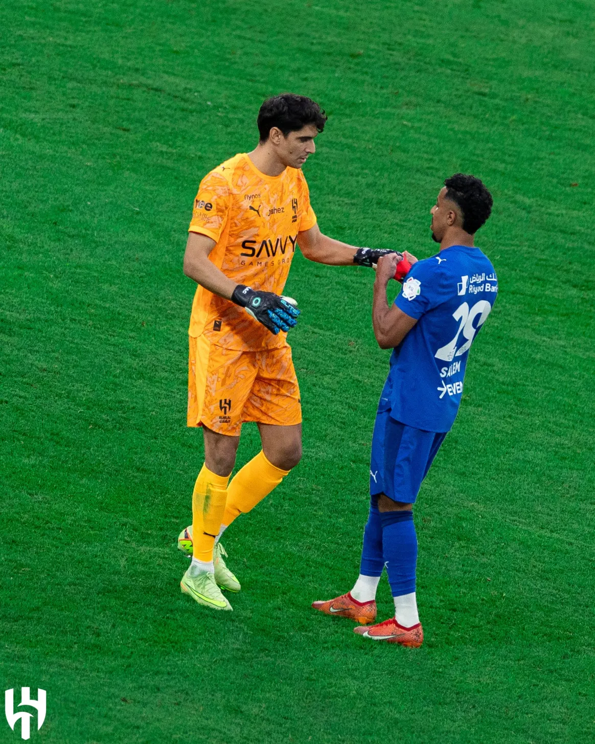 ياسين بونو يتسلم شارة قيادة الهلال من سالم الدوسري