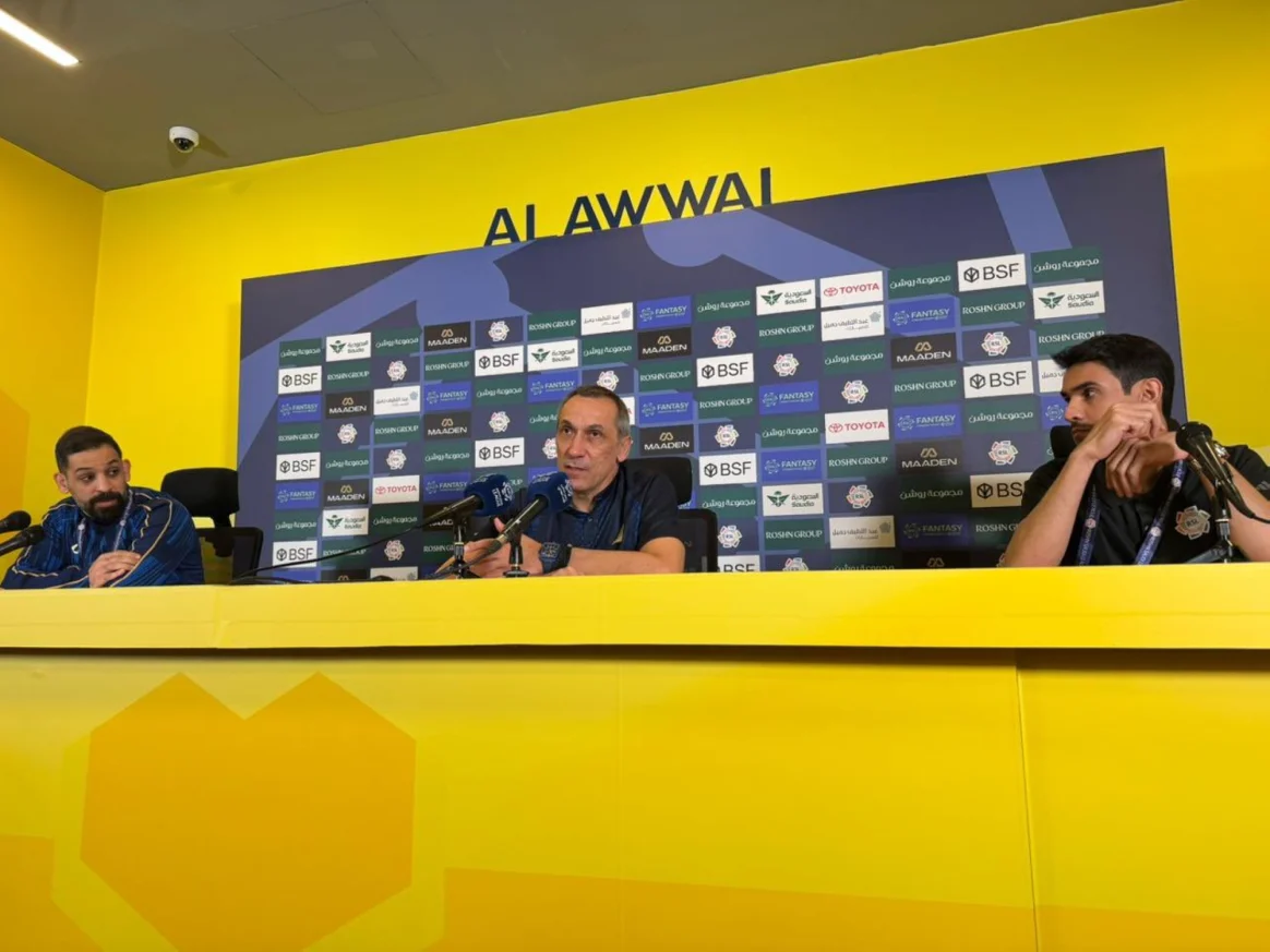 جورجوس دونيس خلال المؤتمر الصحفي