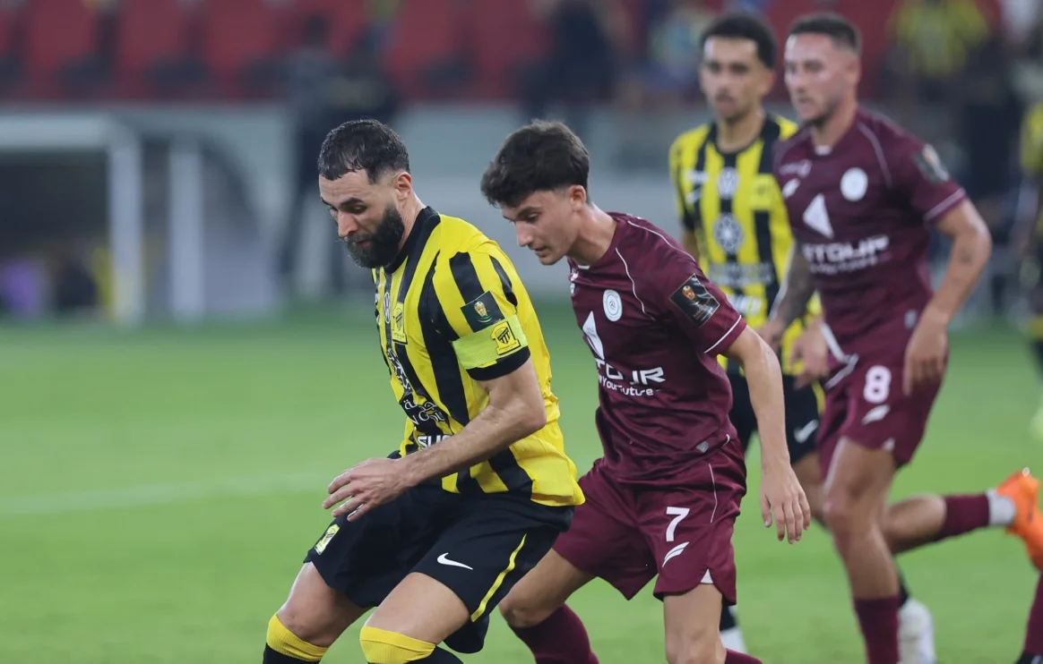 كريم بنزيما لاعب الاتحاد من لقاء الشباب