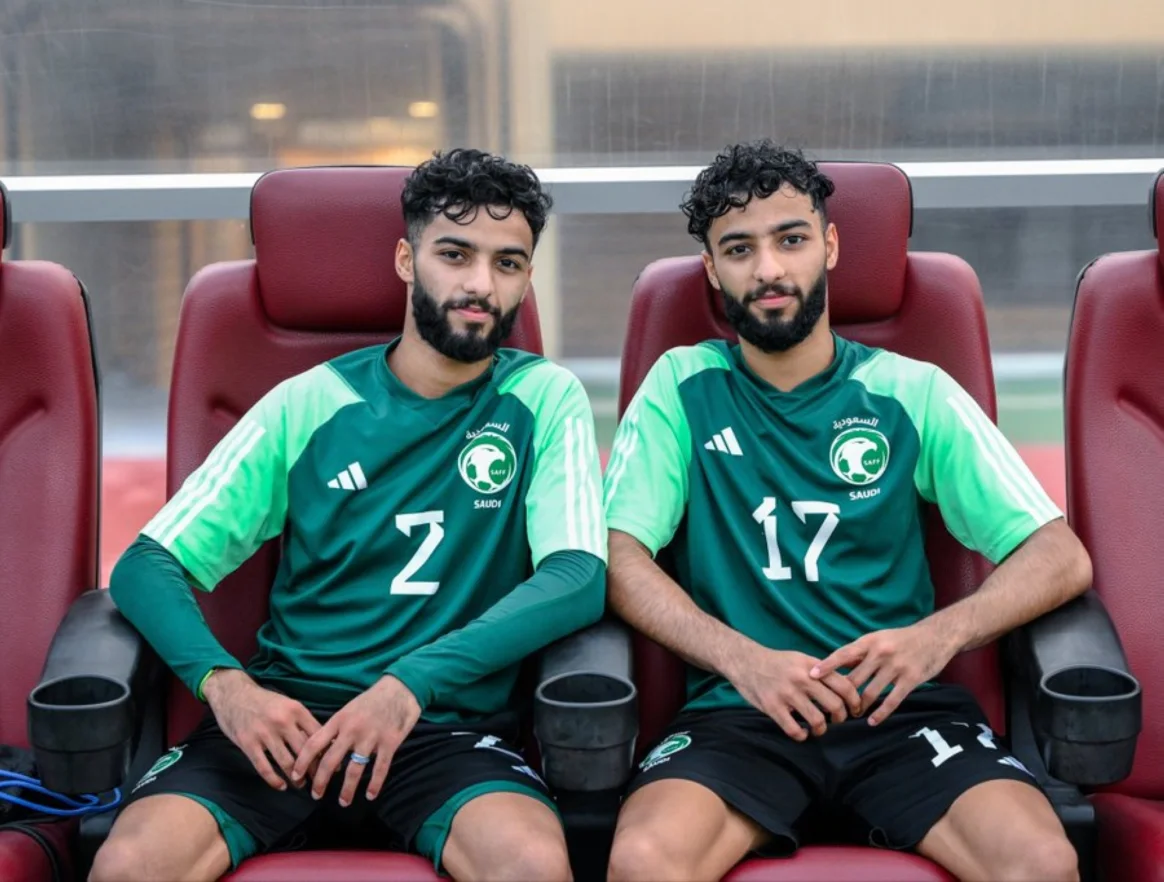 محمد أبو الشامات لاعب المنتخب السعودي وشقيقه صالح أبو الشامات