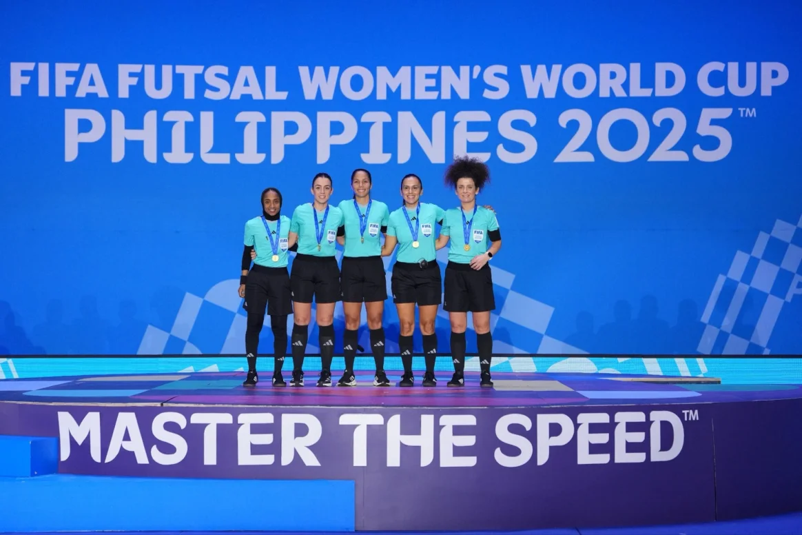 الحكمة ريم البيشي تشارك في نهائي كأس العالم لكرة الصالات للسيدات بين منتخبي البرازيل والبرتغال