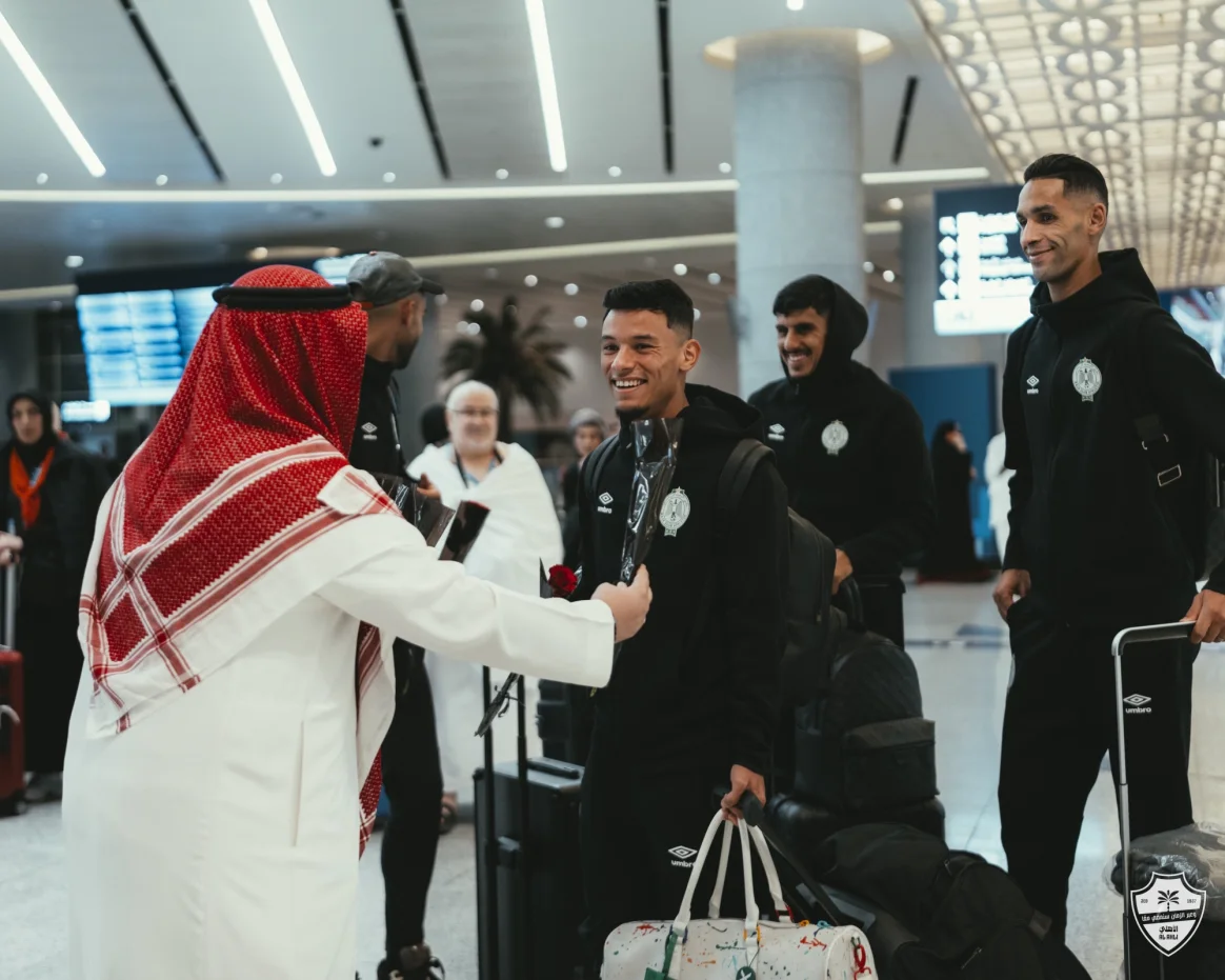 لحظة وصول بعثة الرجاء المغربي إلى جدة