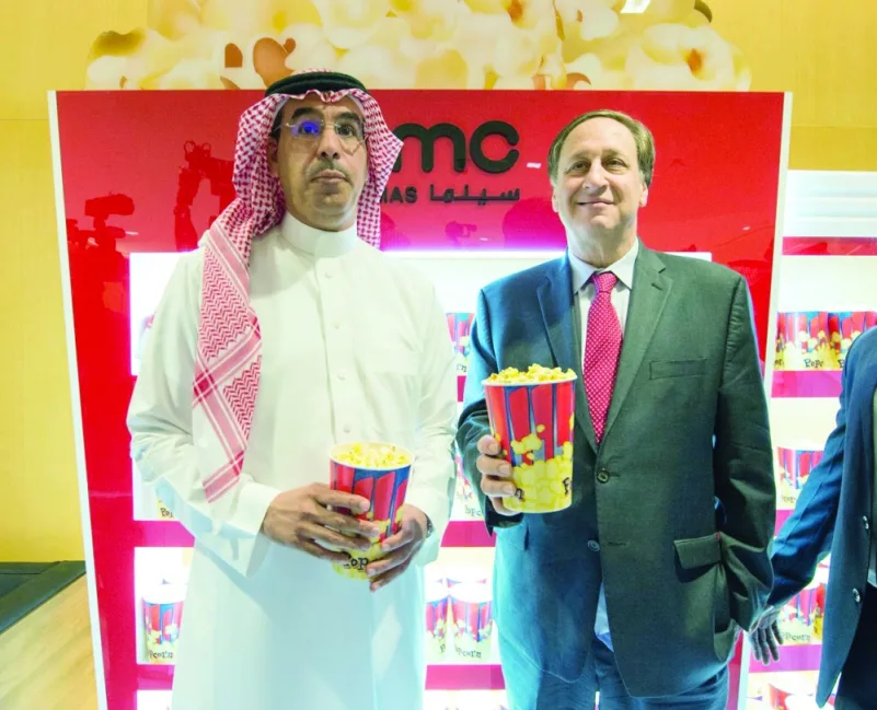 وزير الثقافة يعلن عودة السينما السعودية ويفتتح أول دار عرض