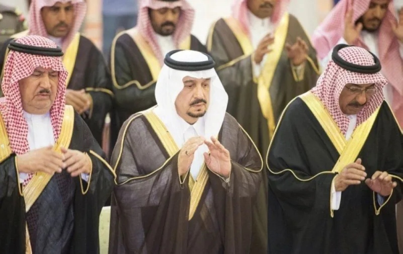 أمير الرياض ونائبه يؤديان صلاة الميت على والدة الأميرة سارة بنت عبدالله