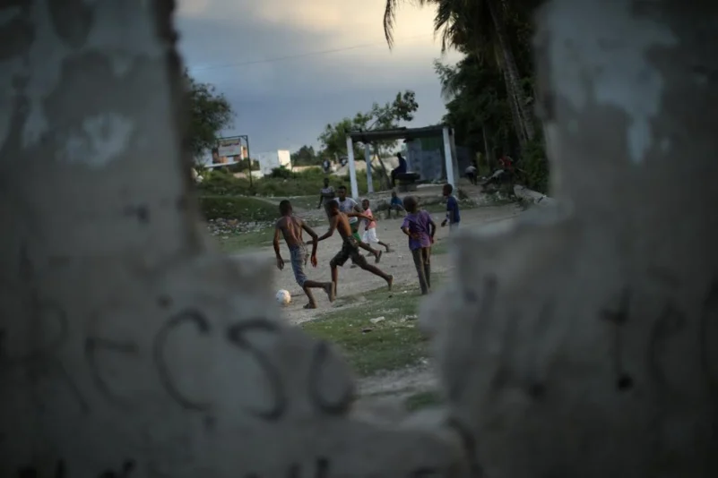 أطفال يلعبون كرة القدم في أحد مدن جمهورية هاييتي