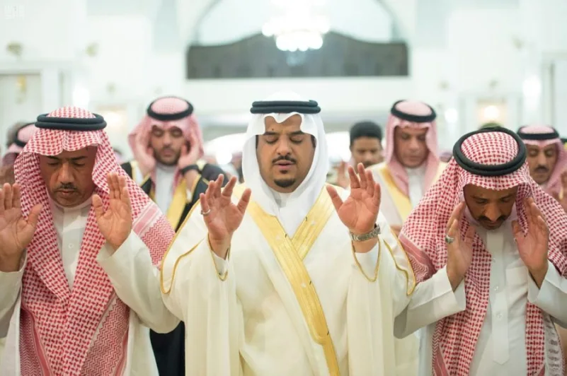نائب أمير الرياض ينقل تعازي القيادة لأسرة الشهيد الملازم أول المديهش