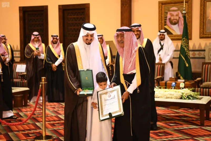 الأمير مقرن يشارك إمارة عسير تكريم «شهداء المروحية» بوشاح الملك عبدالعزيز