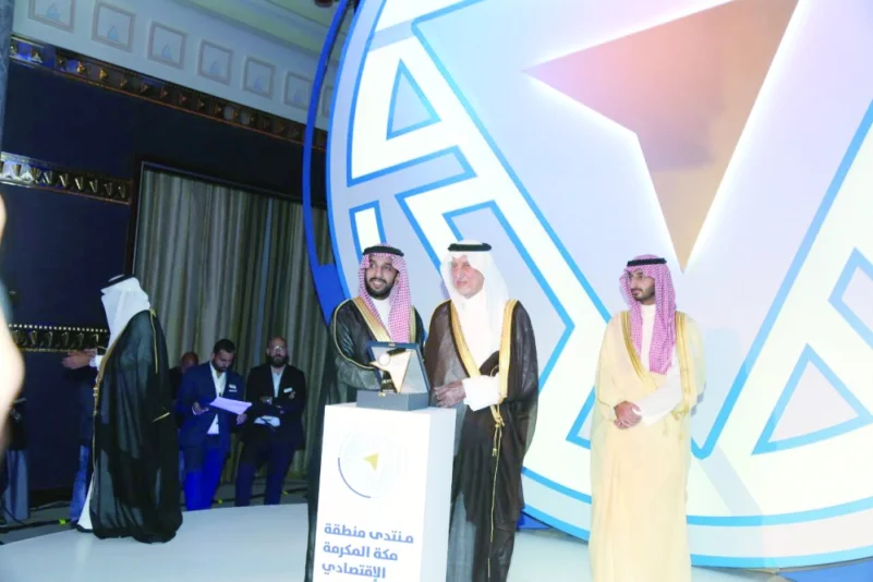 الفيصل يكرم العربية لإعلانات الطرق في منتدى مكة الاقتصادي