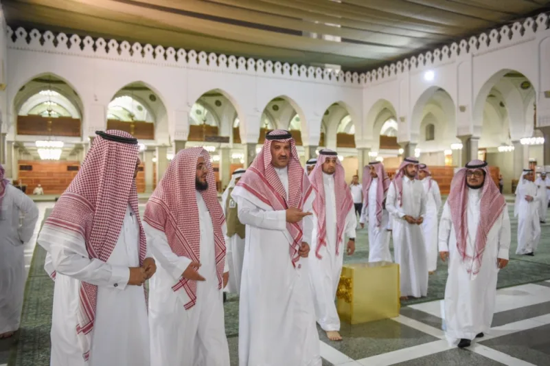 أمير المدينة يتفقد الاستعدادات والخدمات المقدمة لزوار مسجد قباء