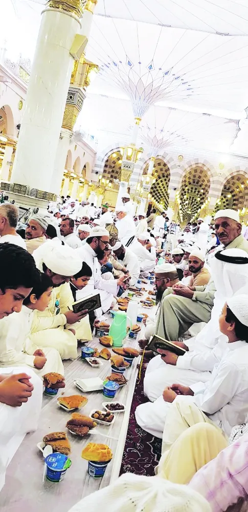 سفر الإفطار بالمسجد النبوي عادة مدينية تجسد كرم الضيافة