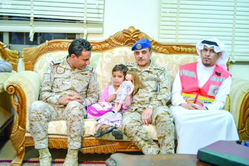 قيادة التحالف تسلم الطفلة اليمنية «جميلة» لذويها