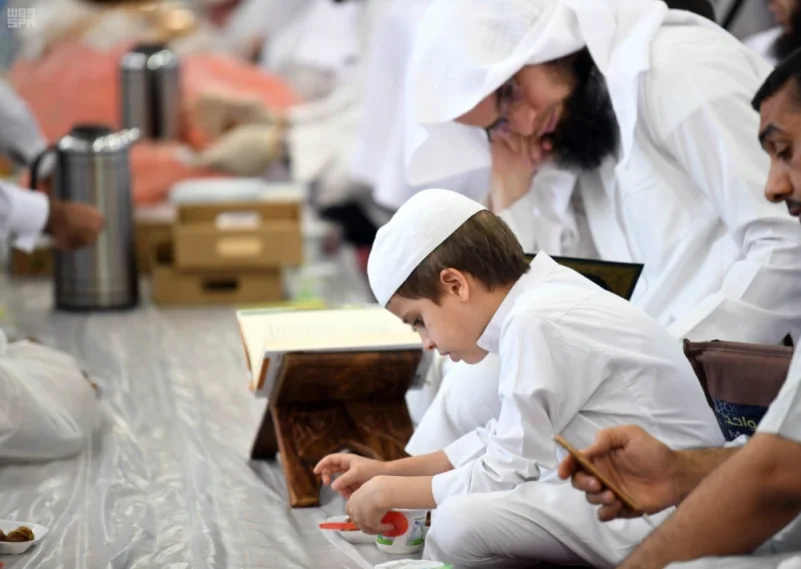 أطفال ينافسون الكبار في خدمة الصائمين بالمسجد النبوي