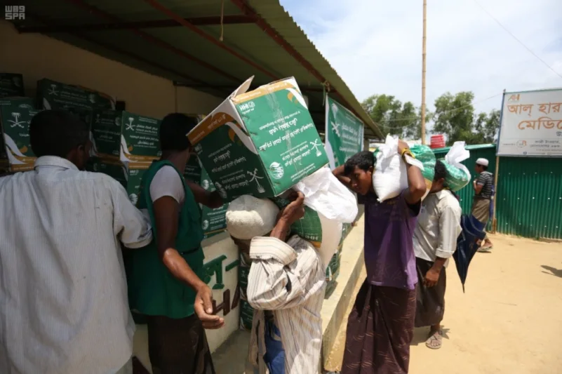 "سلمان للإغاثة" يواصل توزيع السلال الرمضانية على المسلمين المتضررين