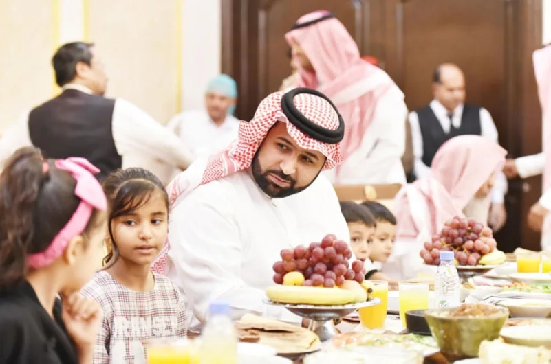 نائب أمير جازان يشارك أبناء الشهداء الإفطار الجماعي