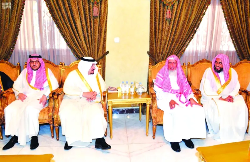 أمير الرياض يعايد العلماء في منازلهم