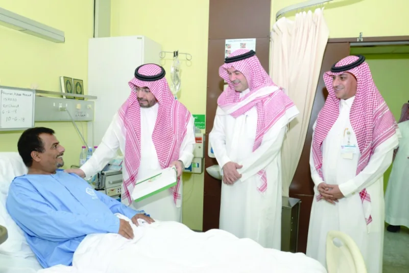 وزير الداخلية يعايد المنومين في مستشفيات قوى الأمن
