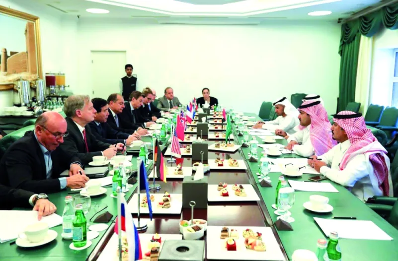 آل جابر وسفير الإمارات لدى المملكة يبحثان مع سفراء أجانب تطورات اليمن