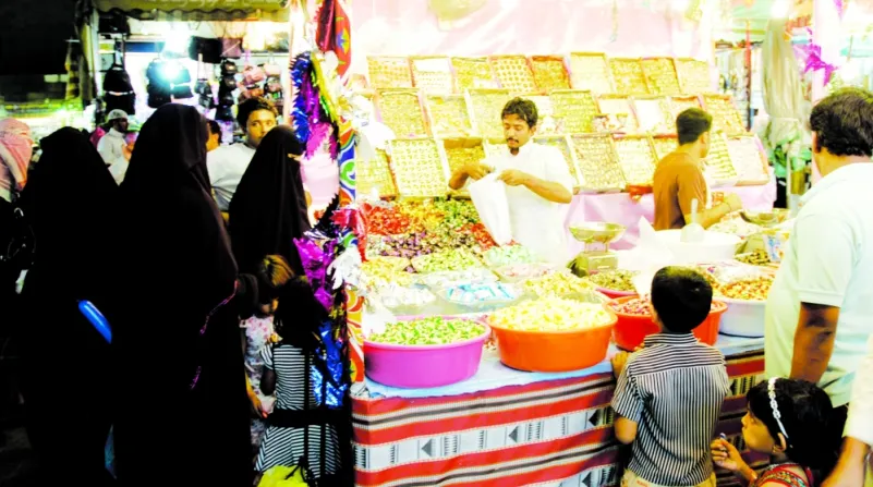 الحلويات الشعبية تزاحم الماركات في سلّة العيد