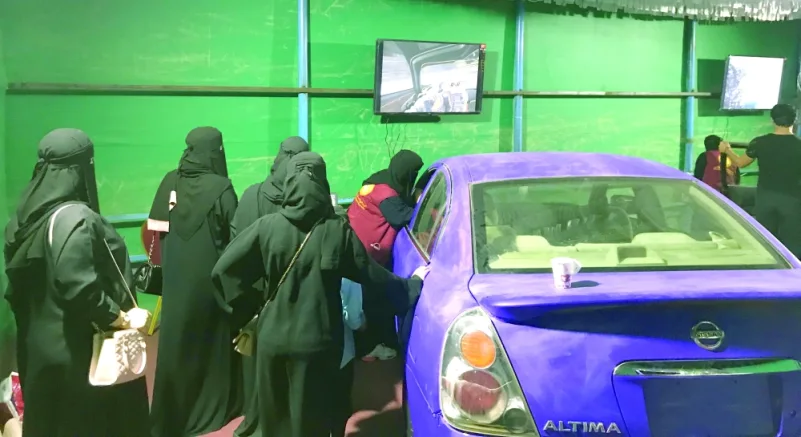 500 سيدة يخضن تجربة قيادة السيارات في القرية التراثية