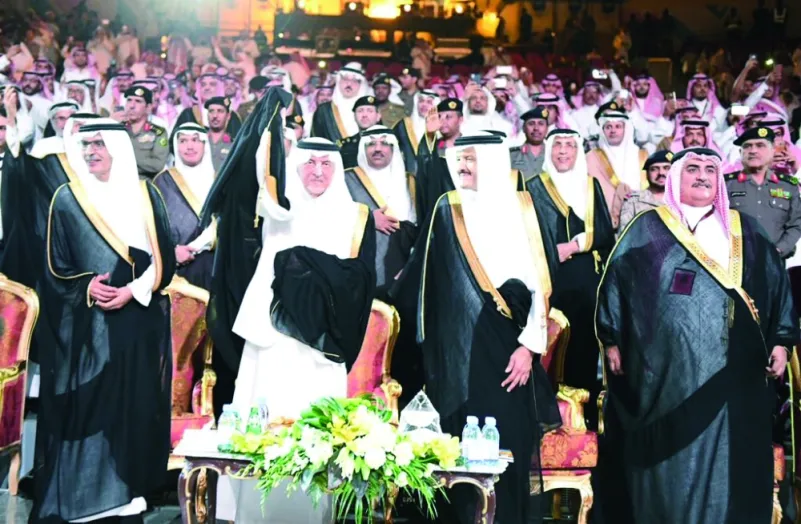 نيابة عن الملك.. الفيصل يكرم 13 فائزا في افتتاح «سوق عكاظ12»