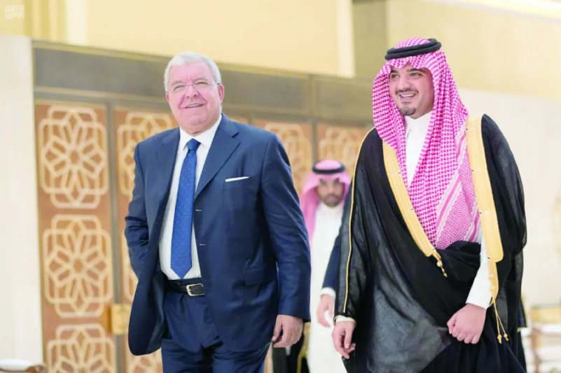 عبدالعزيز بن سعود يبحث مسارات التعاون مع وزير الداخلية اللبناني