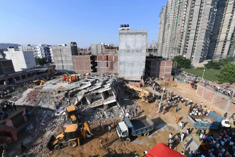 بالصور.. فرق الانقاذ تباشر انهيار مبنى قيد الإنشاء في الهند