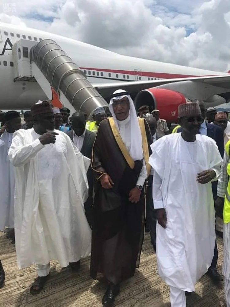 سفير المملكة في نيجيريا يودع مع المسؤولين بالحكومة النيجيرية أول فوج من الحجاج النيجيريين