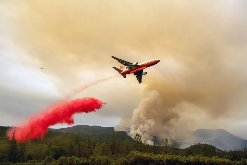 طائرات تشارك في عملية إخماد حريق غابة في كاليفورنيا