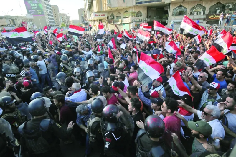 العراق.. المحتجون يطالبون بإسقاط الأحزاب ودستور جديد