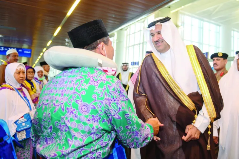أمير المدينة يشيد بمساهمة السعوديات في إنهاء إجراءات الحجاج