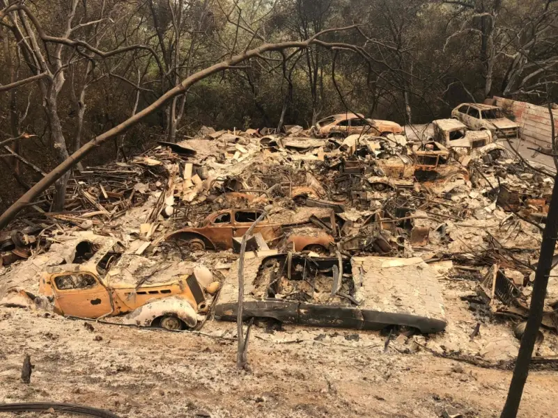من الآثار التي خلفها حريق أندلع في غابات في كاليفورنيا