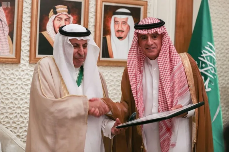 "الجبير" يقلد السفير متقاعد الدكتور عبدالعزيز الفايز وسام الملك عبدالعزيز من الدرجة الممتازة