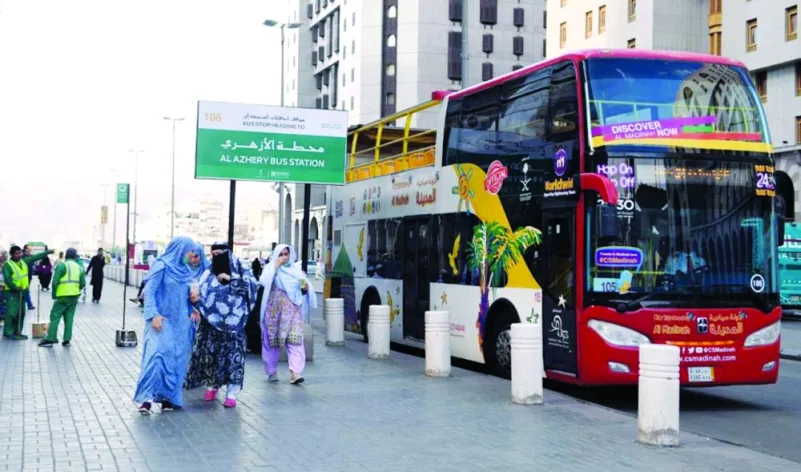 «الباص السياحي» يستقطب زوار المدينة بـ12 لغة