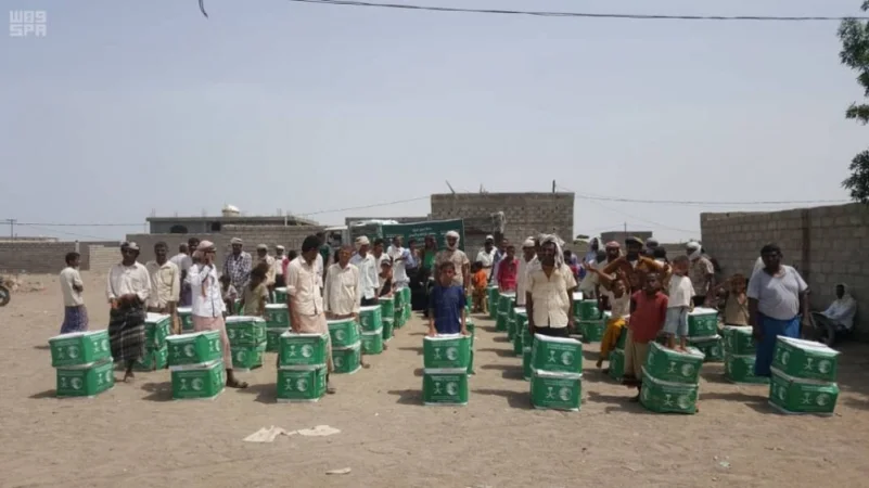 "سلمان للإغاثة" يواصل توزيع السلال الغذائية للنازحين في مديرية الخوخة