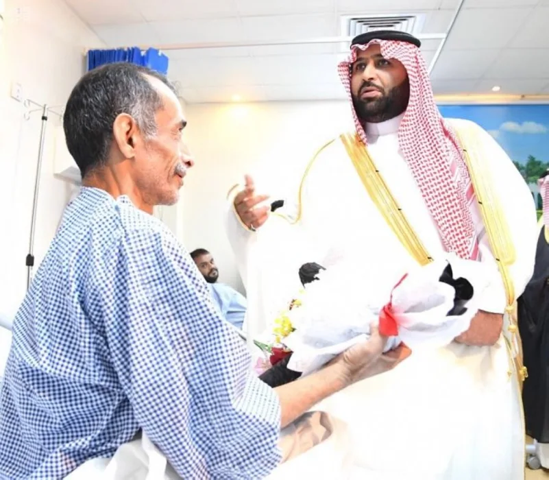 أمير جازان بالنيابة يعايد المرضى المنومين بمستشفى الأمير محمد بن ناصر