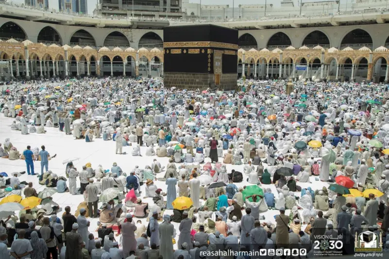أكثر من مليون مصلٍ يؤدون صلاة الجمعة في المسجدالحرام