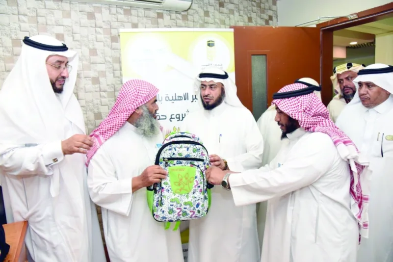 تدشين الحقيبة المدرسية لـ575 طالباً بالشراكة مع «بر مكة»