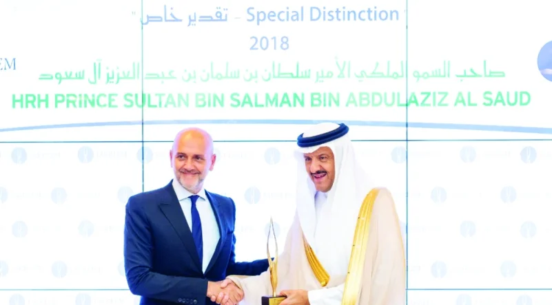 سلطان بن سلمان يتسلم «جائزة التميز» لإنجازاته العربية والعالمية