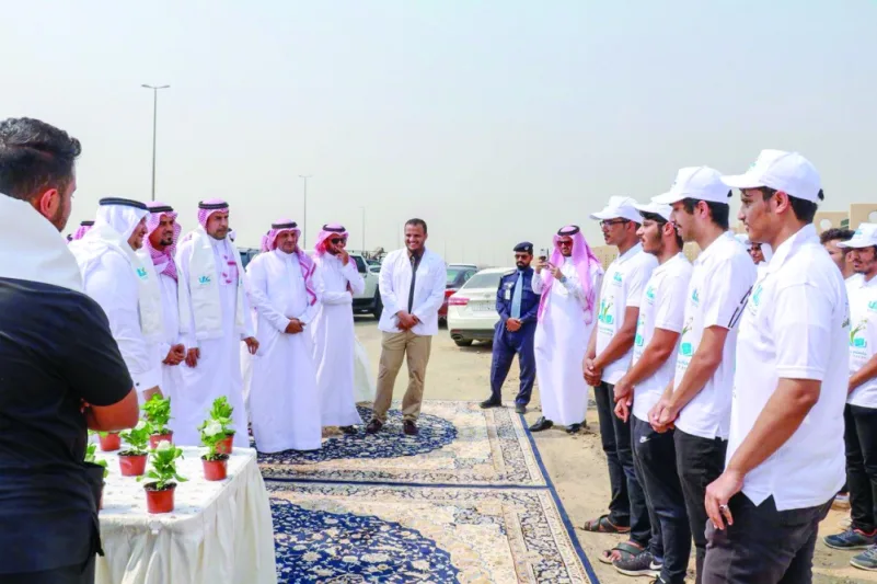 جامعة جدة ترسخ ثقافة البيئة بتشجير الأسوار