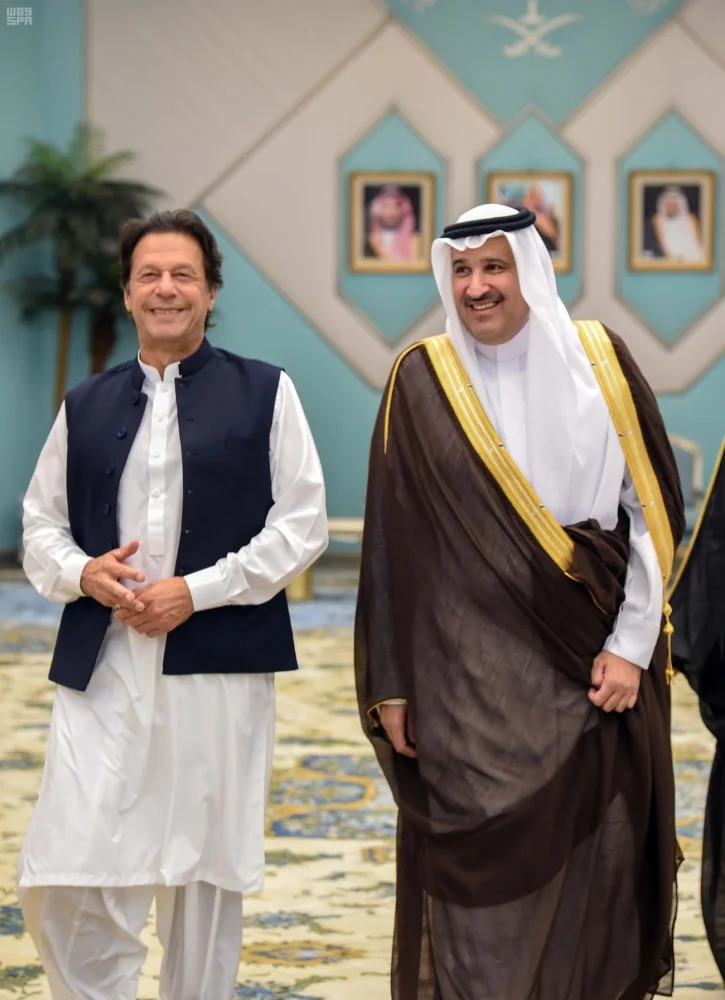 رئيس الوزراء الباكستاني يصل إلى جدة قادما من المدينة