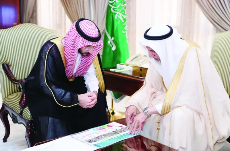نائب أمير مكة يطلع على مشاريع "أم القرى" وخطتها المستقبلية