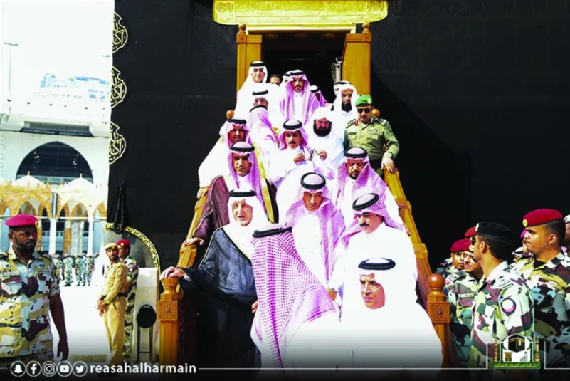 الأمير خالد الفيصل يتشرف بغسل الكعبة المشرفة