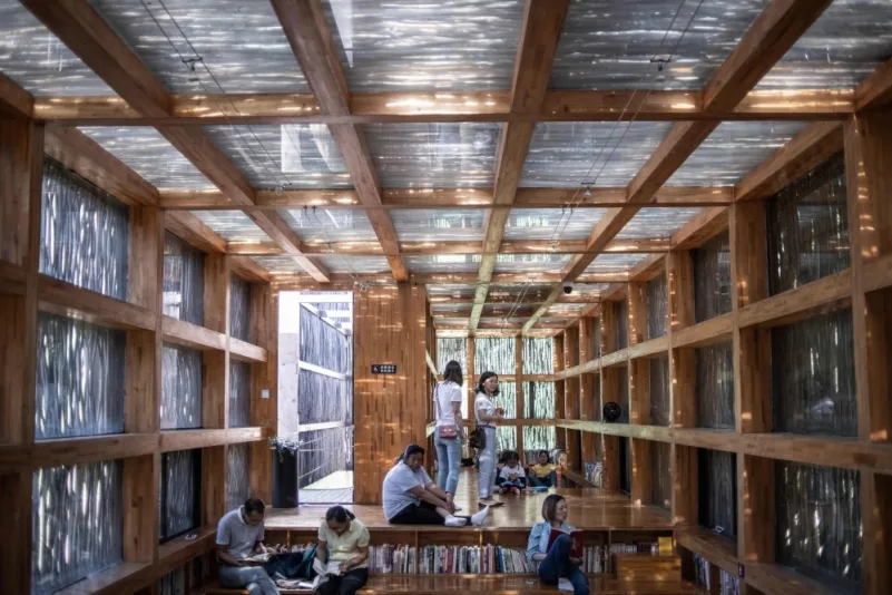 بالصور .. مكتبة خشبية فوق جدول صغير في ضواحي بكين .