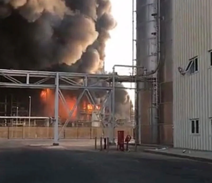 بالصور.. فرق الإطفاء تكافح حريقًا شب في مصنع بينبع