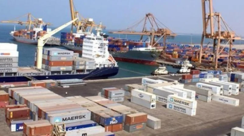 الحكومة اليمنية : مليشيا الحوثي تحتجز 10 سفن نفطية في ميناء الحديدة