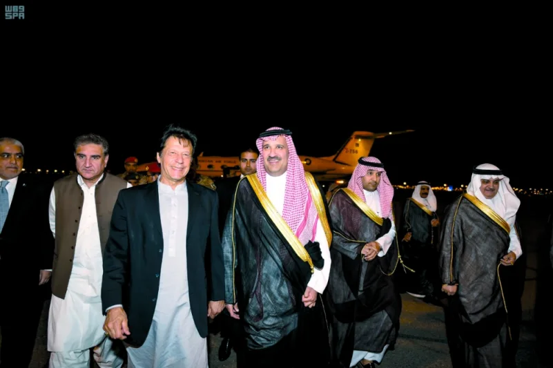 رئيس وزراء باكستان يصل إلى الرياض قادما من المدينة
