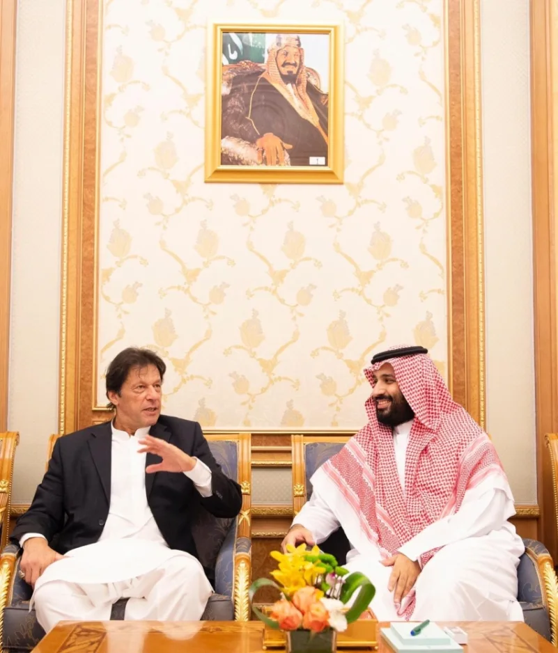 ولي العهد يستعرض الشؤون الاقتصادية مع رئيس وزراء باكستان